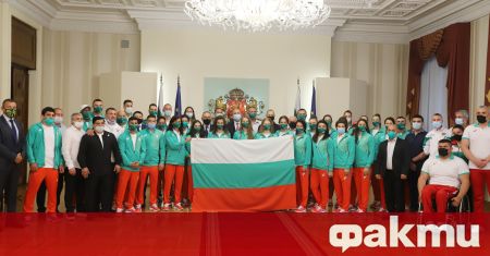 Президентът на България Румен Радев връчи националния флаг на олимпийската