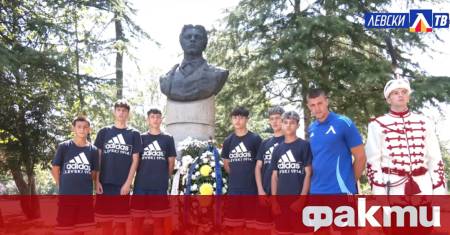 Деца от Академия Левски поднесоха венци и цветя на паметника