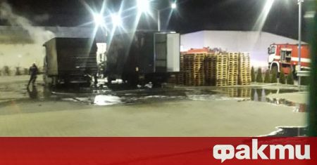 Два товарни камиона изгоряха тази вечер в двора на складова