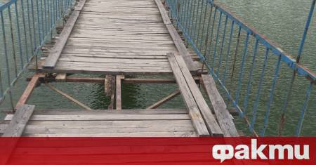 Възстановяването на въжения пешеходен мост над река Арда който свързва