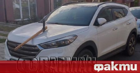 Някой заби кирка върху колата на украинска майка с деца