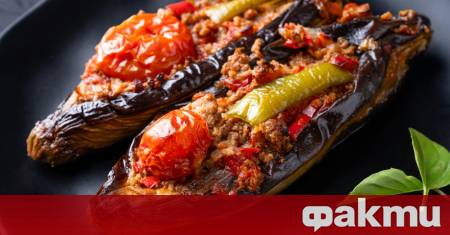 Необходими продукти 2 бр патладжани 3 домата 1 глава лук