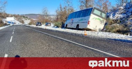 Автобус превозващ работници от кабелна фабрика катастрофира на пътя между