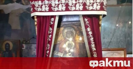 Чудотворната икона на Света Богородица Троеручица в манастира в Арбанаси