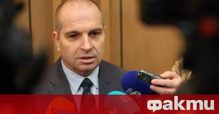 Двадесет от недерейлиралите цистерни и един локомотив от катастрофиралата край