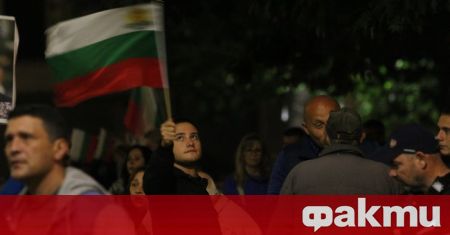 Оставка на столичния кмет Йорданка Фандъкова поискаха тази вечер протестиращите