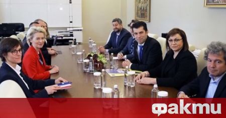 Премиерът Кирил Петков и представители на политическите партии от управляващата