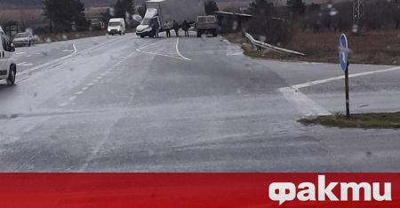 Силният вятър в Сливенска област е обърнал два лекотоварни автомобила