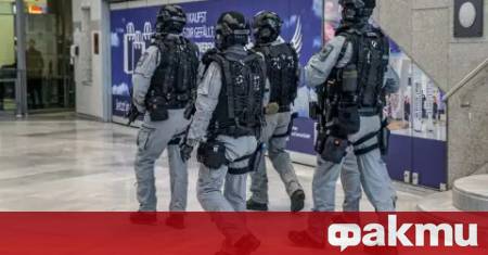 Няколко души са били тежко ранени след като днес автомобил