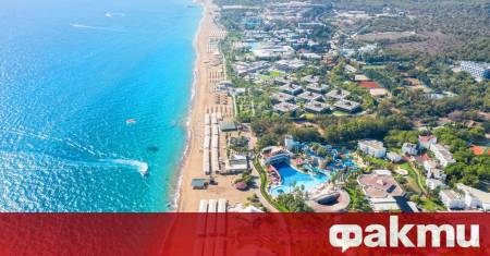 Турските курорти се препълниха а големите градове затихнаха в първия