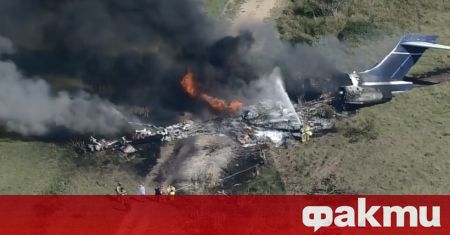 Самолет с 21 души на борда се разби и запали