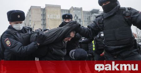 Десетки граждани бяха арестувани в Русия след като излязоха по