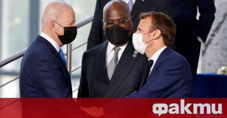 Френският президент Еманюел Макрон разговаря по телефона с американския си