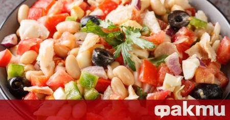 Необходими продукти сварен бял боб 500 г осолена треска 250