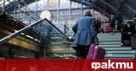 Осем пожарни автомобила и около 60 пожарникари се борят с