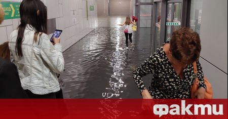Входът на метростанция Бизнес парк се напълни с дъждовна вода