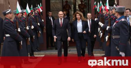 Избра ли подходящ за себе си момент Румен Радев да