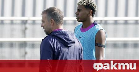 Треньорът на Барселона Ханзи Флик говори на пресконференцията си преди