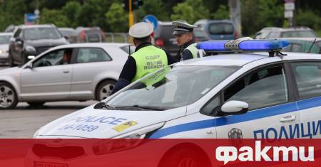 Пожарникари с висока стълба са достигнали до човек чийто тяло