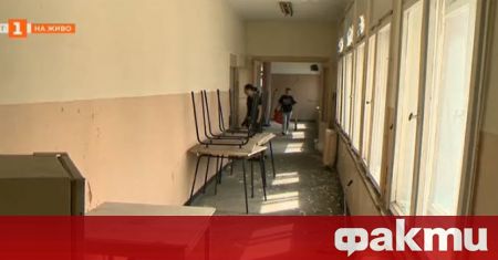 Жени бежанци от Украйна и доброволци разчистват стара болница в