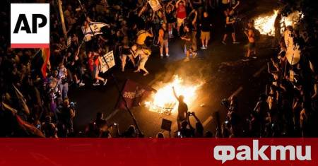 Протестиращи срещу израелската офанзива срещу палестинския град Газа са разпънали