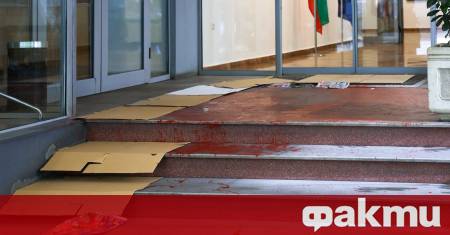 Млад мъж е залял с червена боя служебния вход на