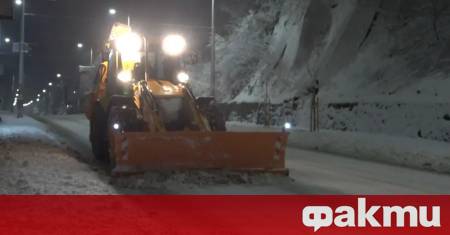 Обилен снеговалеж усложни тази нощ пътната обстановка в Смолянска област