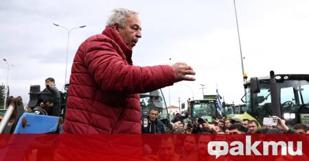Гръцките фермери ескалираха протестите си в понеделник блокирайки летища пътища