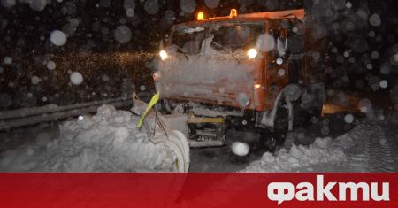 Остава усложнена зимната обстановка в някои региони на България предаде