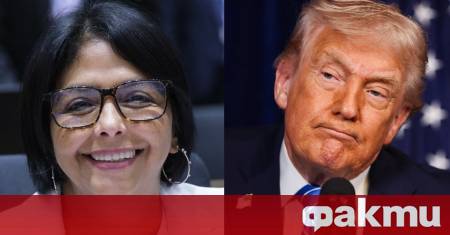 Временният лидер на Венецуела Делси Родригес разговаря по телефона с