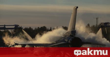 Полски изтребител F 16 Fighting Falcon спусна колесника си на надморска