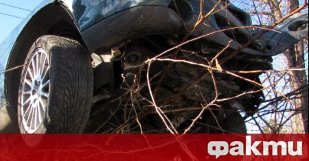 Шофьор с крадена кола се заби в ограда при опит