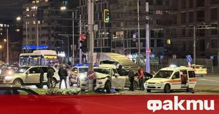 Автомобил е катастрофирал челно в светофарен стълб в столицата предаде