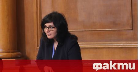 Партия Възраждане поиска оставката на здравния министър Асена Сербезова заради