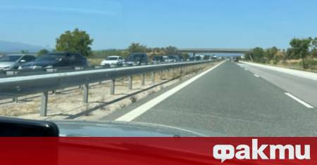Огромна тапа дълга над 3 километра се образува на магистрала