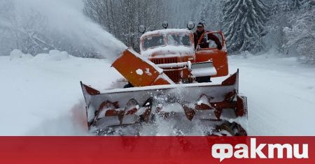 Снегорин се обърна в канавка в района на село Стойките