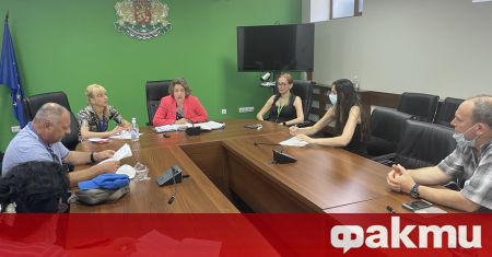 Зам.-министърът на околната среда и водите Емилия Тончева и експерти