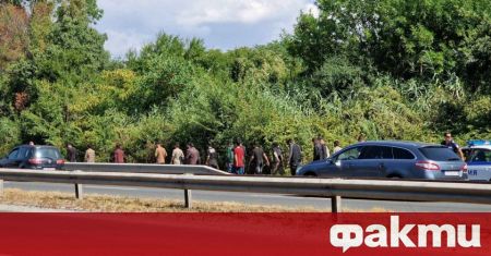 Полицията залови голяма група нелегални мигранти на пътя Созопол Бургас Те