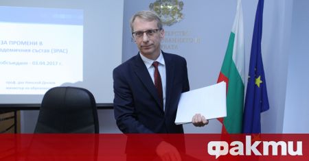 Образователният министър Николай Денков заяви че е склонен да остане