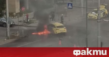Таксиметров автомобил пламна след като се удари с трамвай на