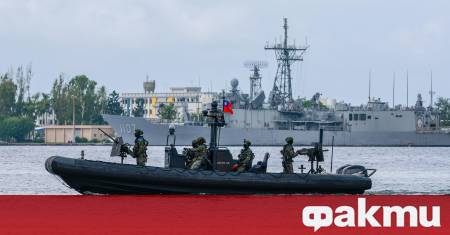 Китайските въоръжени сили периодично провеждат учения които включват имитация на