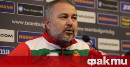 Селекционерът на българския национален отбор Ясен Петров почете легендата на