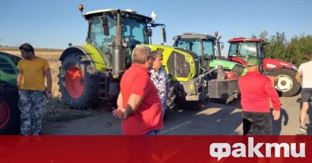 В три лъча протестират зърнопроизводителите в Бургаска област. Земеделска техника