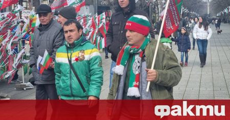 Националният празник в Бургас премина необичайно, а в определен момент