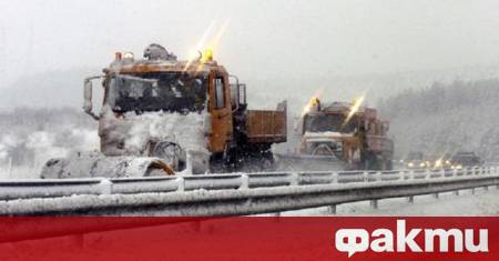 377 снегопочистващи машини обработват републиканските пътища Слаб сняг вали в