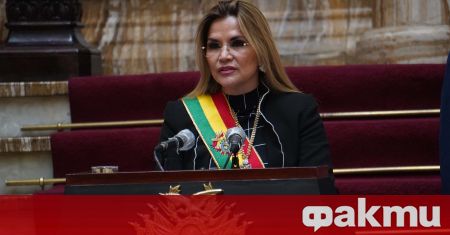 Временно изпълнявалата длъжността президент на Боливия се е крила под