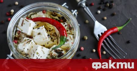 Необходими продукти 450 г сирене фета на кубчета 1 малка