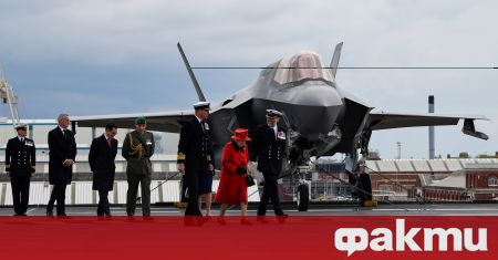 Британската кралица посети новия самолетоносач на кралския военноморски флот преди