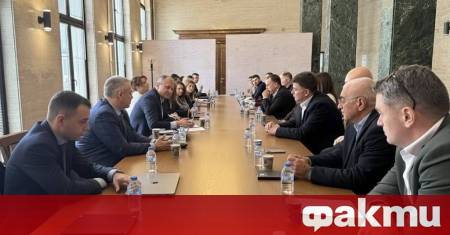 Министърът на електронното управление Валентин Мундров организира работна среща с