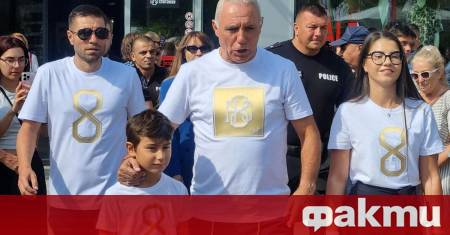 Най успелият български футболист Христо Стоичков говори в началото на